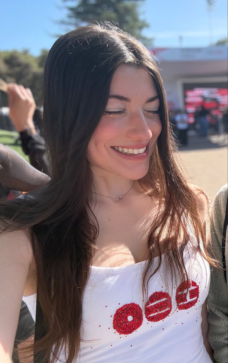 starrymusee's tweet photo. me vs a picture I took https://t.co/i0XULGYy7E