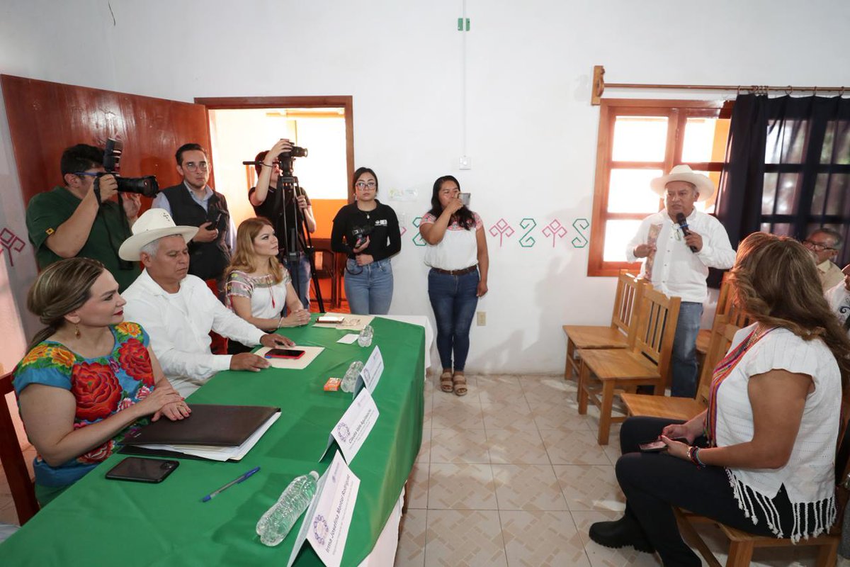 gbatizg's tweet photo. La Defensoría Pública Electoral del TEPJF (@DefensoriaTEPJF ) llegó a Cuetzalan, Puebla, con la 4ta Jornada del Programa de Atención Itinerante por una Justicia Cercana.

Acercar la justicia es llegar a las comunidades donde el Tribunal no había estado presente de esta manera. 

Escuchar, orientar, explicar y atender de frente a las personas.

Se trata de una justicia que habla claro, reconoce contextos, respeta la diversidad lingüística y abre brecha para la defensa de los derechos político-electorales.

En este esfuerzo, reconozco el trabajo de mi compañera, la magistrada Claudia Valle Aguilasocho (@CVAguilasocho ), así como de las defensoras de la Defensoría Pública Electoral, por hacer posible esta jornada en la que la justicia tiene presencia, escucha y atención directa.