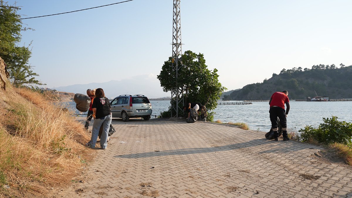 Memleket461's tweet photo. KAHRAMANMARAŞ BÜYÜKŞEHİR’DEN KILAVUZLU BARAJI ÇEVRESİNDE TEMİZLİK SEFERBERLİĞİ ttps://www.memleket46.com/kahramanmaras-buyuksehir-den-kilavuzlu-baraji-cevresinde-temizlik-seferberligi/26706/ https://t.co/9sYVTTaZIL