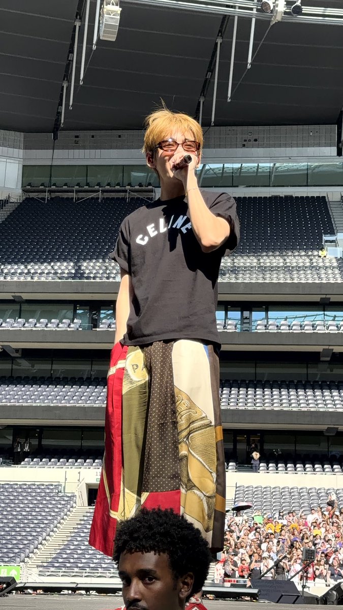 KatP94's tweet photo. What do you mean I got this close to BTS 💜💜 still not over the fact that me and Jin just stared at each before he read my sign in soundcheck 
#BTS_ARİRANG_LONDON #BTS #BTSLONDON https://t.co/JqhfhOEI1N
