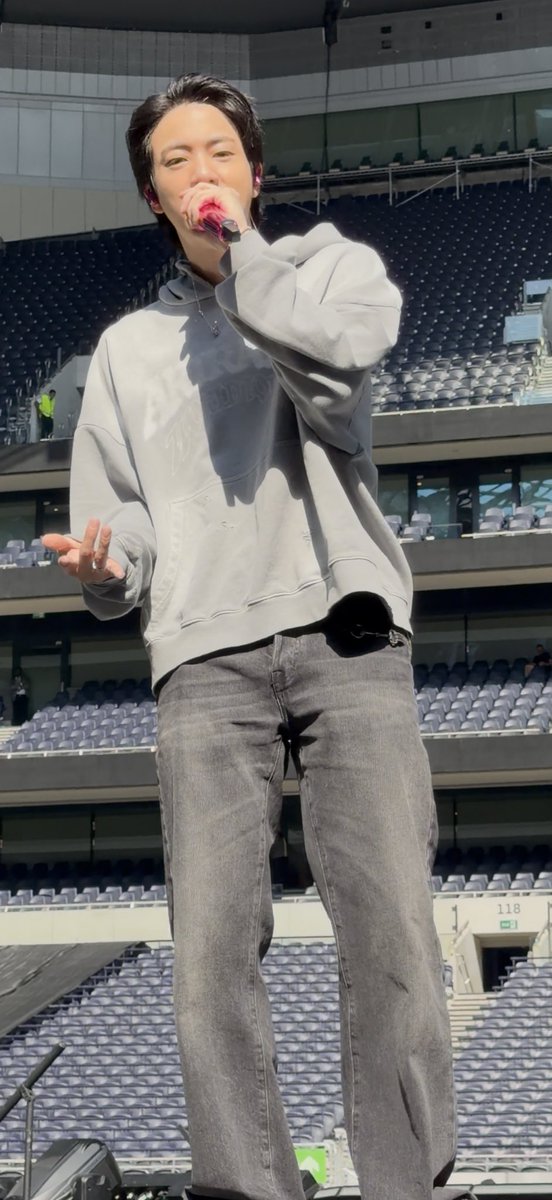 KatP94's tweet photo. What do you mean I got this close to BTS 💜💜 still not over the fact that me and Jin just stared at each before he read my sign in soundcheck 
#BTS_ARİRANG_LONDON #BTS #BTSLONDON https://t.co/JqhfhOEI1N