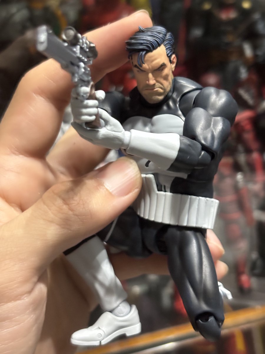 gambit666six's tweet photo. MAFEXパニッシャー 前塗ったカスタムヘッド合うんじゃないかと思って急遽ジョイント作ったら理想すぎてヤバ https://t.co/Fs4zT7JWnT