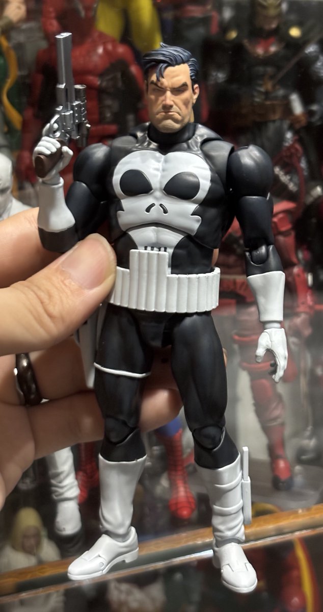 gambit666six's tweet photo. MAFEXパニッシャー 前塗ったカスタムヘッド合うんじゃないかと思って急遽ジョイント作ったら理想すぎてヤバ https://t.co/Fs4zT7JWnT