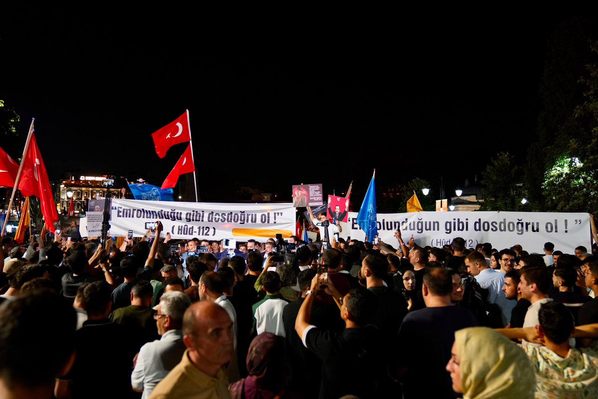 nevzatyucetr's tweet photo. “Bir gençlik, bir gençlik, bir gençlik… ‘Zaman bendedir ve mekân bana emanettir!’ şuurunda bir gençlik…”

Ayasofya’nın zincirlerinden kurtularak yeniden ibadete açılışının yıl dönümünde; Genel Merkez Teşkilat Başkanımız Sn. @abuyukgumus, Genel Merkez Gençlik Kolları Başkanımız Sn. @avyusufibis ve İl Başkanımız Sn. @abdullahozdemir’in katılımlarıyla, Üstad’ın işaret ettiği o şuurla Beyazıt Meydanı’ndan Ayasofya’ya omuz omuza “Bir Gençlik Yürüyüşü” gerçekleştirdik.

Bu kutlu emanete sahip çıkan, attığı adımlarla meydanları dolduran tüm genç kardeşlerime yürekten teşekkür ediyorum.