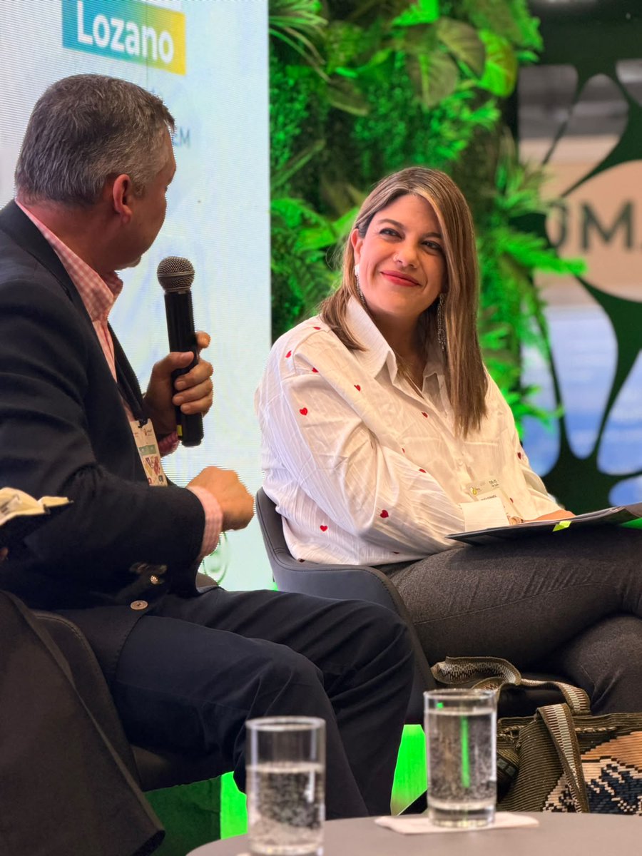 MinAmbienteCo's tweet photo. 🧐🌳En el marco del 2do día de #FIMA2026, nuestra directora de Cambio Climático, María Fernanda Torres, participó en el conversatorio sobre los retos climáticos del país ante el fenómeno de El Niño. 

Durante este espacio, se discutieron los avances y desafíos de la gestión climática nacional, la actualización de las metas climáticas y el fortalecimiento de la sinergia entre cambio climático y biodiversidad como herramientas clave para enfrentar fenómenos cada vez más intensos como El Niño.