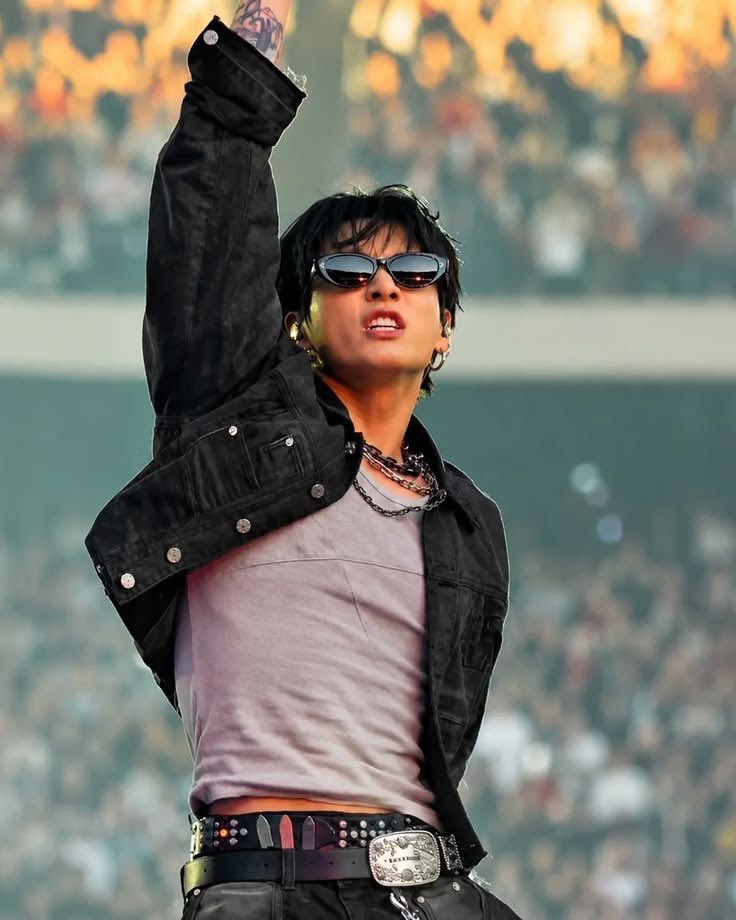 JEONKH_'s tweet photo. He's so damn hot!! Looks attractive https://t.co/ttDSZG10lU