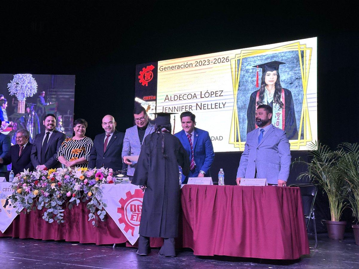 Juventud_HMO's tweet photo. 🎓 Acompañamos la ceremonia de graduación del CBTIS No. 206, en representación del alcalde @tonoastiazaran 

Felicitamos a las y los graduados por este importante logro. Les deseamos mucho éxito en los nuevos retos que están por comenzar. ¡El futuro es suyo! ✨👏

#JóvenesH #IHJ https://t.co/BwgeeJxYuu