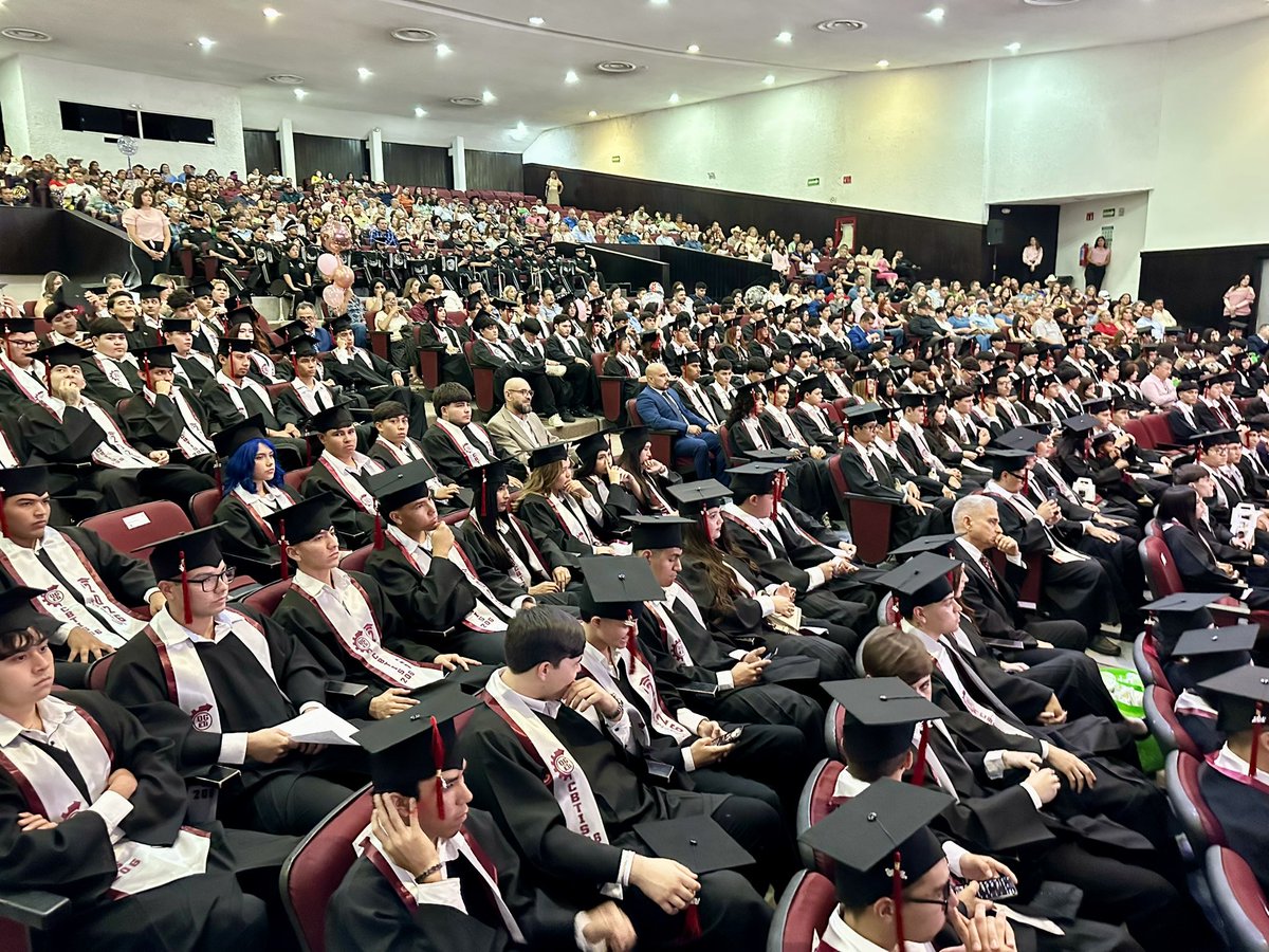 Juventud_HMO's tweet photo. 🎓 Acompañamos la ceremonia de graduación del CBTIS No. 206, en representación del alcalde @tonoastiazaran 

Felicitamos a las y los graduados por este importante logro. Les deseamos mucho éxito en los nuevos retos que están por comenzar. ¡El futuro es suyo! ✨👏

#JóvenesH #IHJ https://t.co/BwgeeJxYuu