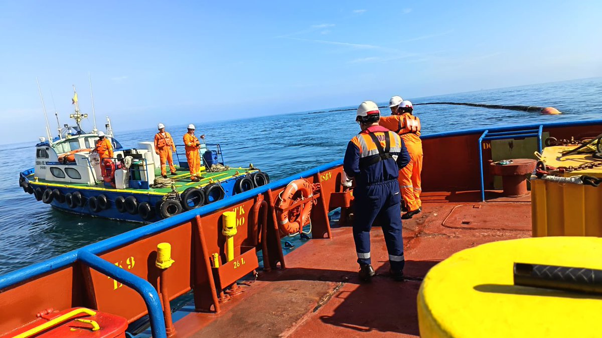 Dimarcolombia's tweet photo. ⚓️En Coveñas, la Capitanía de Puerto y la Estación de Guardacostas verificaron las operaciones de alistamiento, drenaje y desconexión de la monoboya TLU-2 de OCENSA, fortaleciendo la protección del medio marino y la seguridad de las operaciones en el Golfo de Morrosquillo.🌊 https://t.co/eje3CYJekr