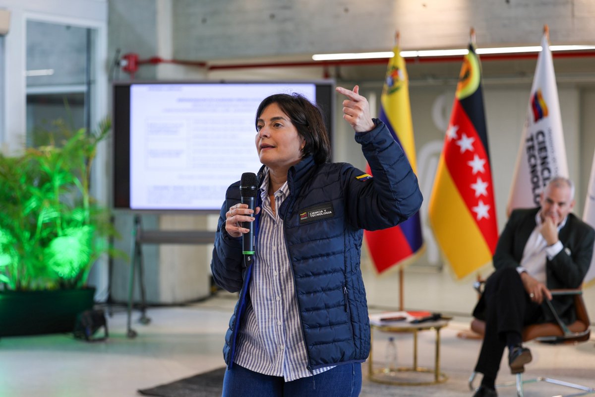 Gabrielasjr's tweet photo. Desde la Universidad Nacional de las Ciencias Dr. Humberto Fernández-Morán, sostuve un encuentro con las y los docentes de esta casa de estudio. Un espacio vital para escucharnos, acompañarnos y reafirmar que la educación y la solidaridad son el camino https://t.co/kWGyhvpM9D