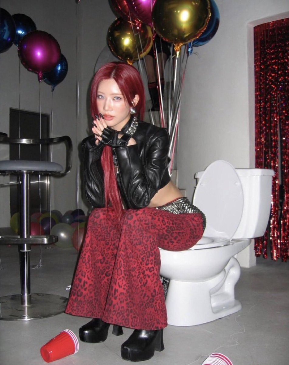 yudaelvr1's tweet photo. girls that poo                         bitches that SHIT https://t.co/sBiMfUOwdm