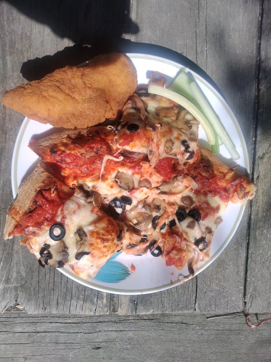 Fizzpatrick14's tweet photo. Local pizza before game day. Photo on the right is from last week game. https://t.co/eb3GLHSHml