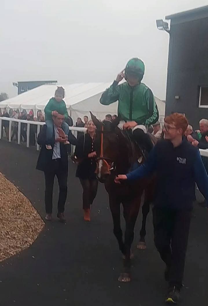 JoeSeward1's tweet photo. So many memorable days for HEWICK π’β«
@kemptonparkrace ,@galwayraces , @thurlesraces , Far hills, @Sandownpark,@SedgefieldRace , @ListowelRaces,@ClonmelR ,@KilbegganRaces , @NavanRacecourse
Happy Retirement, some servant
#Hewick
@PaddyHanlon5
@GavinSheehan92
@GainfordJordan https://t.co/5lPo5ZCZAd