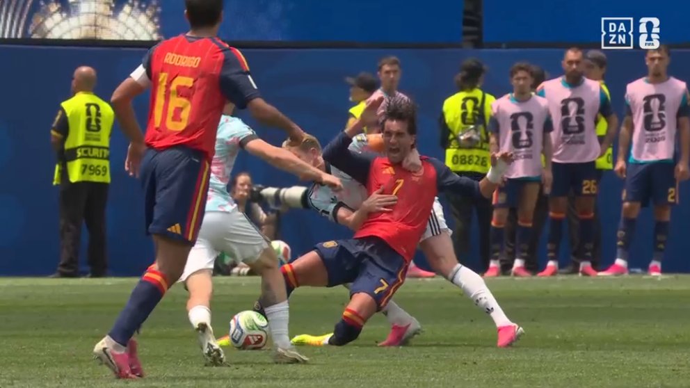 FPL_sieltam's tweet photo. 86' Kevin De Bruyne mendapat kartu kuning usai menyakiti Ferran "HIU" Torres yang berparas lembut.

Spain 1-1 Belgium. 🇪🇸🇧🇪 

#VamosEspaña #ESPBEL https://t.co/uexxK24RDz