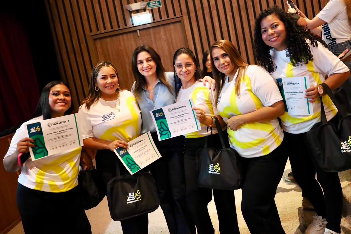 alcaldiabquilla's tweet photo. ¡Graduamos a 100 mujeres del curso de Maquillaje Profesional y Tendencias Actuales!

Con #DeLaManoConLaPrimera, liderado por nuestra primera dama, Katia Nule, ellas adquirieron conocimientos y técnicas que les permitirán emprender y generar nuevos ingresos. https://t.co/s3h68dOkdY