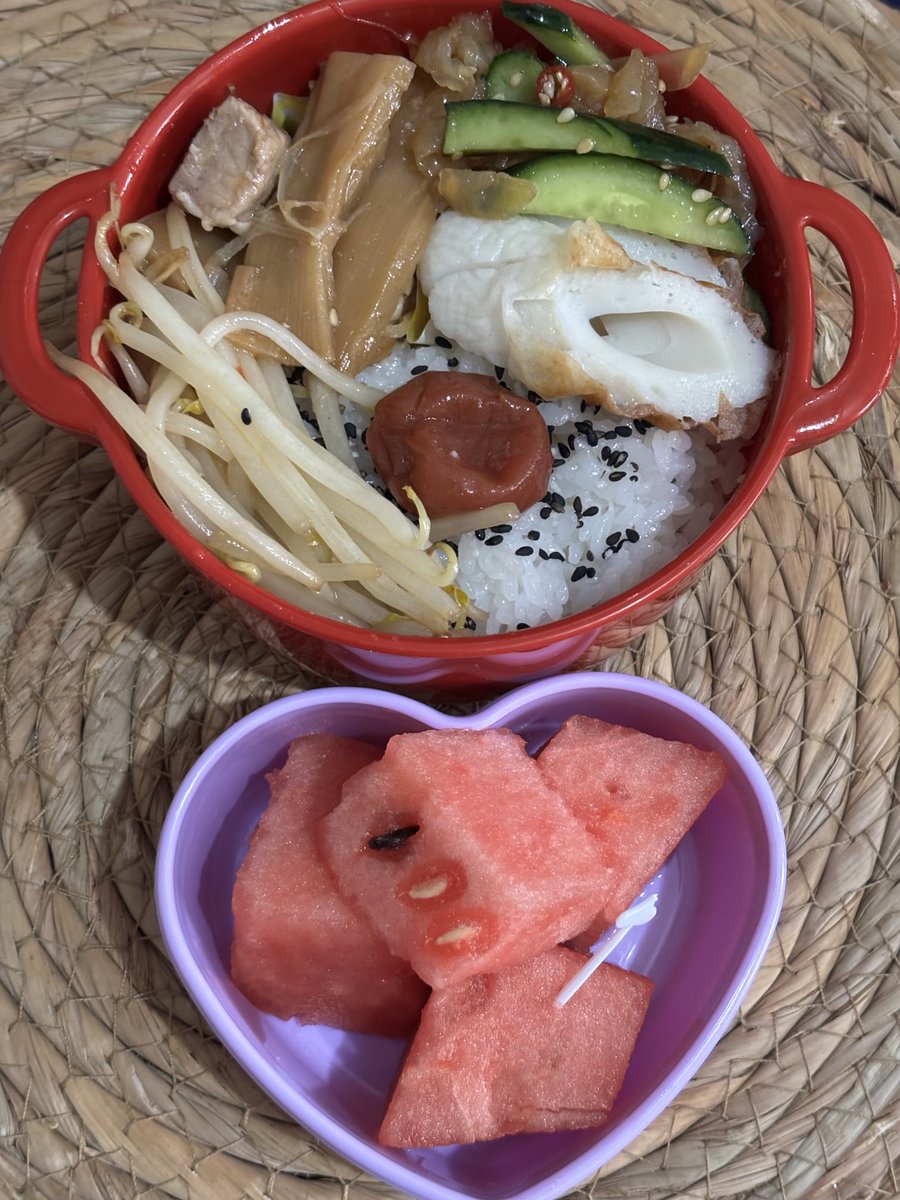 hm_8805's tweet photo. おはよーございます(⌒▽⌒)
カットスイカ🍉付き
昨夜のメンマ炒め、中華くらげ和えで
私の残り物弁当ですぅ　#お弁当記録
早出働きます💦　熱中症注意⚠️
今日もよろしくお願いします🙇‍♀️ https://t.co/T3Asak27z1
