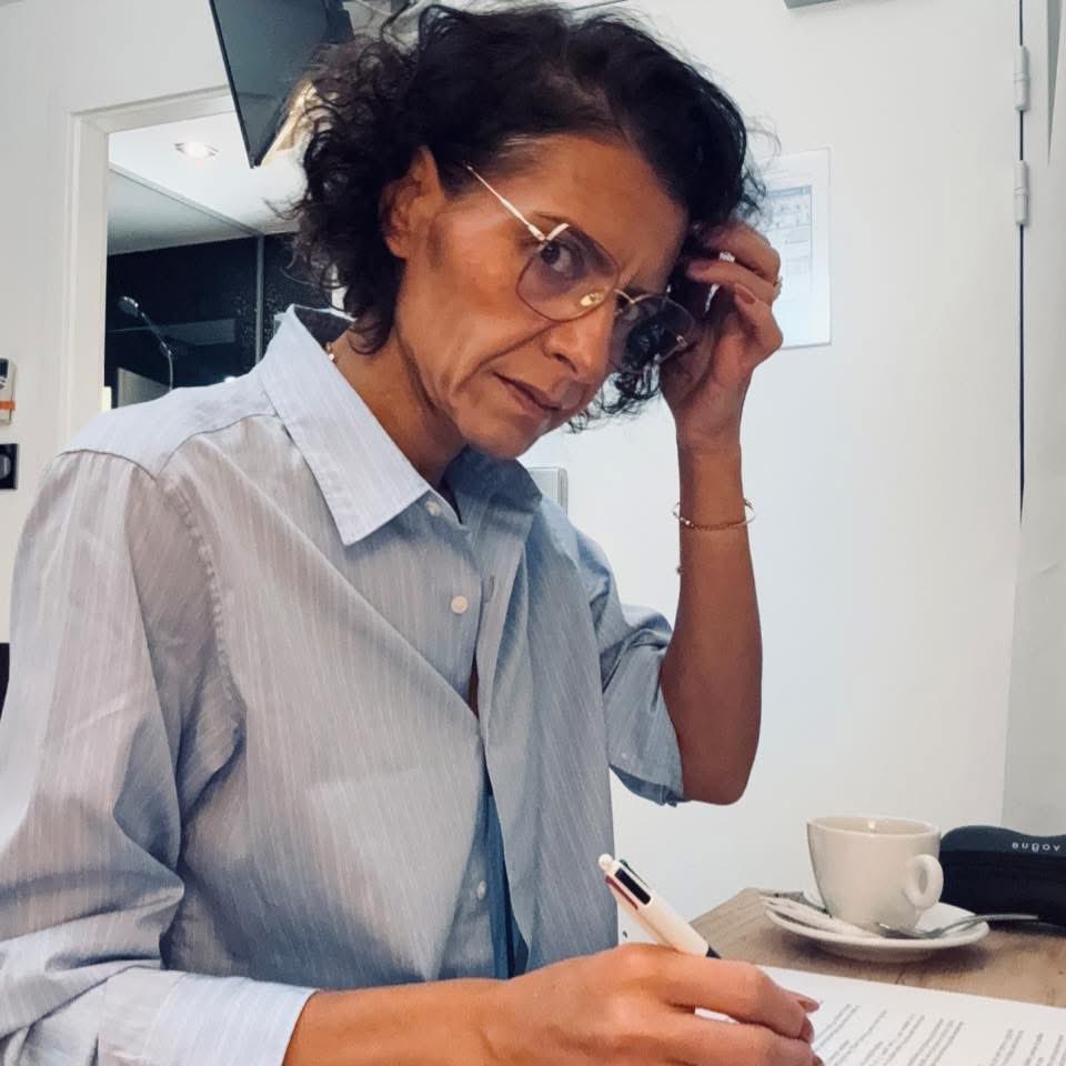 drdanielschatz's tweet photo. Abir Al-Sahlani delar en text av Lisa Nilsson som demoniserar @alicemedce och anklagar henne för islamofobi på ytterst svaga och obelagda grunder.

Än mer anmärkningsvärt är att texten hävdar att den ökande fientligheten mot judar har en direkt koppling till vad skribenten beskriver som Israels övergrepp mot palestinier. Det är ett resonemang som riskerar att flytta fokus från förövaren till en yttre förklaring och därmed reproducerar en av de äldsta mekanismerna bakom antisemitism.

Logiken är lika absurd som att hävda att kvinnor bär ansvar för våldtäkter som begås mot dem. Antisemitism uppstår inte därför att judar existerar eller därför att man ogillar en viss israelisk regering. Antisemitism är ett ansvar för den som hyser, uttrycker och sprider den.

Att en ledande centerpartist väljer att sprida denna typ av argument är därför inte bara beklagligt. Det bidrar till att normalisera en retorik där växande judehat förklaras med Israels agerande snarare än med antisemitiska idéer och aktörer. Det är en farlig utveckling som borde mötas med betydligt större eftertanke än vad som verkar vara fallet här.