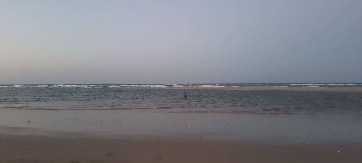 moonatyss's tweet photo. conceito de chorar na praia pq perdeu o iluminador favorito q usava td dia https://t.co/wkng23980v