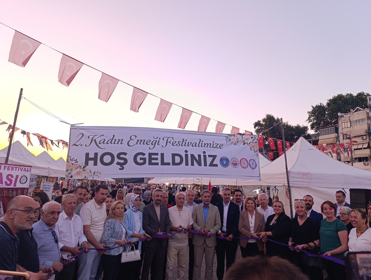 GemlikAkparti's tweet photo. İlçe Başkanımız Sayın Mehmet Taşar ve ilçe yöneticilerimiz ile birlikte 2. Kadın Emeği Festivalinin açılış programına katılım sağladık.

Festival alanında, kadınlarımızın büyük emek ve özveriyle hazırladığı el emeği, göz nuru ürünleri yerinde inceleme fırsatı bulduk. Üreten, ++ https://t.co/vV2gqjljjq