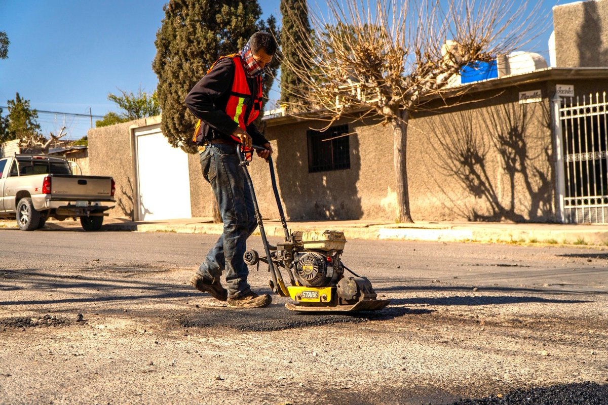 chihuahuampio's tweet photo. 🚧✨¡Adiós baches! Durante esta semana atendimos más de mil 300 baches en calles y avenidas de las distintas colonias de #ChihuahuaCapital. Repórtalos al 📞 072 o en "Marca el Cambio". ¡En equipo mejoramos la ciudad! 🌆
#TrabajoyResultados https://t.co/QZasGeEwO7