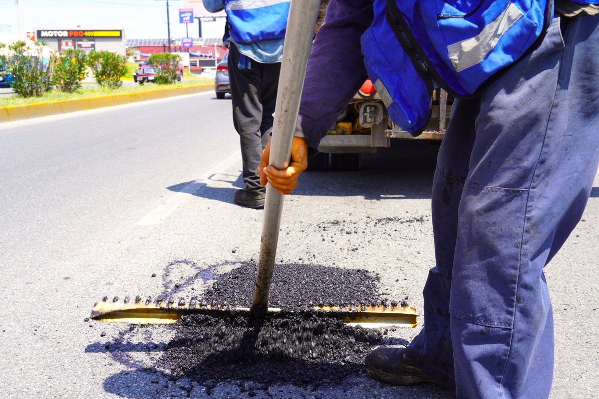 chihuahuampio's tweet photo. 🚧✨¡Adiós baches! Durante esta semana atendimos más de mil 300 baches en calles y avenidas de las distintas colonias de #ChihuahuaCapital. Repórtalos al 📞 072 o en "Marca el Cambio". ¡En equipo mejoramos la ciudad! 🌆
#TrabajoyResultados https://t.co/QZasGeEwO7