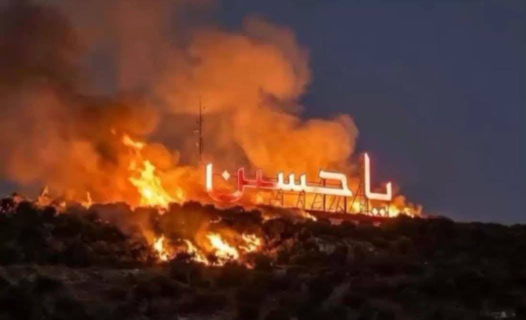 InfoSudLiban's tweet photo. Un drone israélien a visé les abords de l’inscription « Ya Hussein » à Douha de Kfarreman, provoquant un incendie qui a touché le monument ainsi que les herbes sèches environnantes. https://t.co/f9SXN3cUlB
