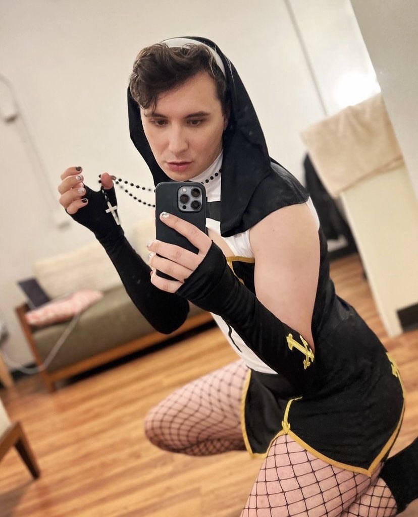 meownotonfire's tweet photo. my pronouns are she/they cause i will never be Her https://t.co/hzzqMpID4Z