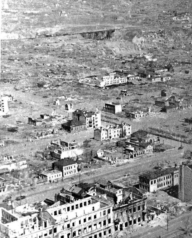 Destroye83's tweet photo. Stalingrad, almost completely destroyed, six months after the end of hostilities. A railway bridge is visible in the distance. Photographed from a Po-2 aircraft.
Summer 1943. https://t.co/NBgZMIXrA0