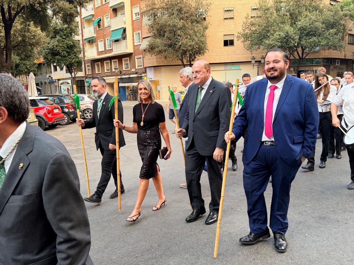 MncGCS's tweet photo. ☘️🚙🚗 En la bendición de vehículos de la Calle Alboraya y posterior procesión de San Cristóbal, patrón de los conductores. 

Una edición más que ha congregado a vehículos clásicos y antiguos. 

Fiestas y Tradiciones. https://t.co/Jk5UZS59KO