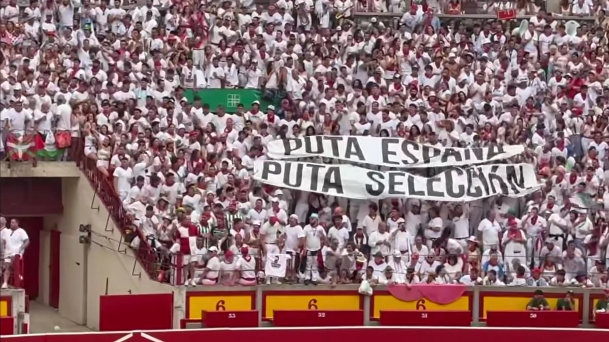 cotiledoneo's tweet photo. @moscardol Los ciudadanos de bien están hasta los cojones de estas ratas proetarras. Van contra un español que, en España,  exhibe la bandera de España; pero ellos sí pueden exhibir unas pancartas que insultan al 99,9% de la gente que está en la plaza.
Que se vayan ATPC!!! https://t.co/AszhAnh8Cg