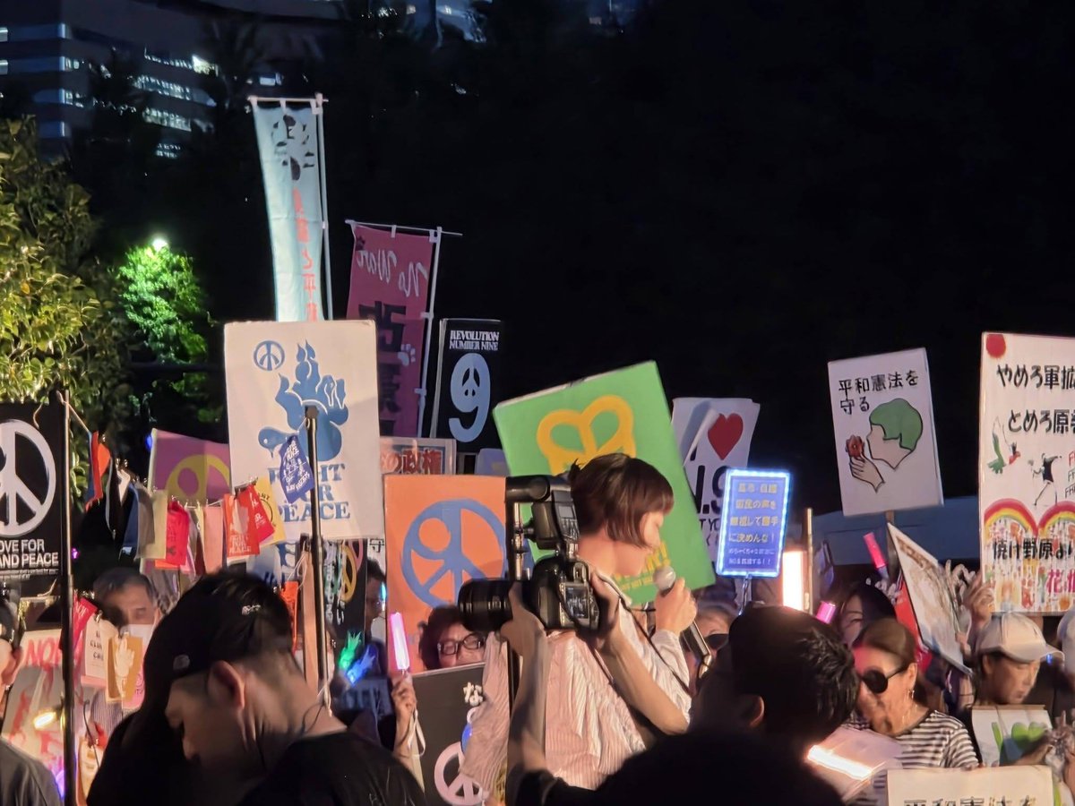 anti_poverty_NW's tweet photo. 困窮者支援活動を開始してから最大数のｓｏｓが続く７月となっている。精神疾患を複合的に抱えている、止まる事のない悪質無料低額宿泊所入所被害者からの悲鳴！家があるが所持金もなく家のなかで孤立している相談者への在宅駆けつけ支援　バーンアウトしそうだ。家を失いホームレス寸前の外国籍の仲間の住まい探しも続いている。事務所面談を終えて国会前に向かう。「WE WANT OUR FUTURE」が呼びかけたアクション「めちゃくちゃな政治に抗議します」に参加、反貧困ネットワークのスタッフと一緒にペンライトを振る。支援現場の焼け野原状態を考えると「何が愛国心だ！この国は弱き人々の現実を直視し平和に生きる権利すら奪う。