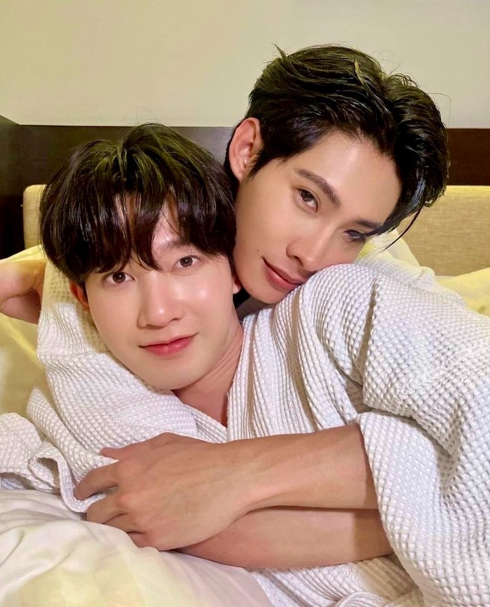 hubboyslove's tweet photo. CASADOS! #TutorYim revelaram que podem ser chamados de “par da vida”, ou em Tailandês “Koo Chee Wit”, termo romântico para alma-gêmea/par para a vida toda. 

Yim: “Somos praticamente ‘par da vida’, é sério! Nossos pais convivem bastante. Nossas mães tão sempre em ligação. Meus pais gostam tanto dele que quando o encontram, enchem ele de carinho e vão abraçá-lo antes do próprio filho.”
Tutor: “Somos uma só família. Meus pais gostam muito dele e tem muito carinho.”