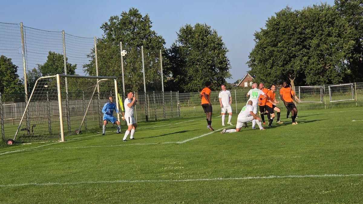 niek92jansen's tweet photo. ⚽ TuS Haffen-Mehr 1970 🆚 MTV Union Hamborn
📅 10-07-2026
⚖️ 1-7
🏆 Oefenduel
🏷️ ± 40 toeschouwers
📍 Sportanlage Galaystraße, Rees-Mehr 🇩🇪
Union Hamborn wint Kreisliga-onderonsje met TuS Haffen-Mehr ruim ⚽
#TuSHaffenMehr #MTVUnionHamborn #HaffenMehr #Hamborn #groundhopping https://t.co/BBcqo1CLCH