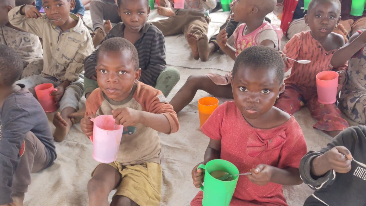 fomubisa's tweet photo. JOUR 6 – La santé des enfants s’améliore

Ce vendredi 10 juillet 2026, FOMUBISA ASBL, en partenariat avec MUTOTA, a poursuivi l’administration de la bouillie ultranutritive aux 44 orphelins (21 garçons et 23 filles) du Centre Mabadiliko.  

Cette action continue de jouer un rôle essentiel dans la prévention de la malnutrition et le renforcement de la santé des enfants.  
Les résultats sont de plus en plus visibles : vitalité retrouvée, sourires éclatants et une nette amélioration de leur état g��néral.  

Merci à MUTOTA, à tous nos donateurs, ainsi qu’au staff FOMUBISA pour leur engagement indéfectible dans la protection de l’enfant.  

Notre aventure continue, et nous vous invitons à rejoindre cette mission. Chaque soutien, qu’il soit financier, matériel ou moral, contribue à bâtir un avenir plus lumineux pour ces enfants vulnérables. Ensemble, faisons la différence !  

https://t.co/OgPTRDeztC
fomubisaasbl@gmail.com

FOMUBISA #MUTOTA #CentreMabadiliko #UnAvenirLumineux #Solidarité #Nutrition #Orphelins #NordKivu