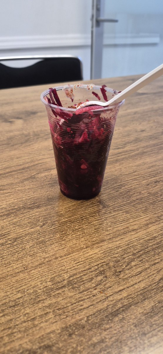 Terinauta's tweet photo. Durante la semana estuve diciendo que se me antojaba betabel con sal y limón y hoy cuando llegue en mi escritorio estaba una charola de betabel y jicama. Mi analista se tomó la molestia de comprar betabel lavarlo rallarlo y dármelo. Es lo más lindo. Lo compartí y soy feliz. 🥰 https://t.co/jLkPO9HLFS
