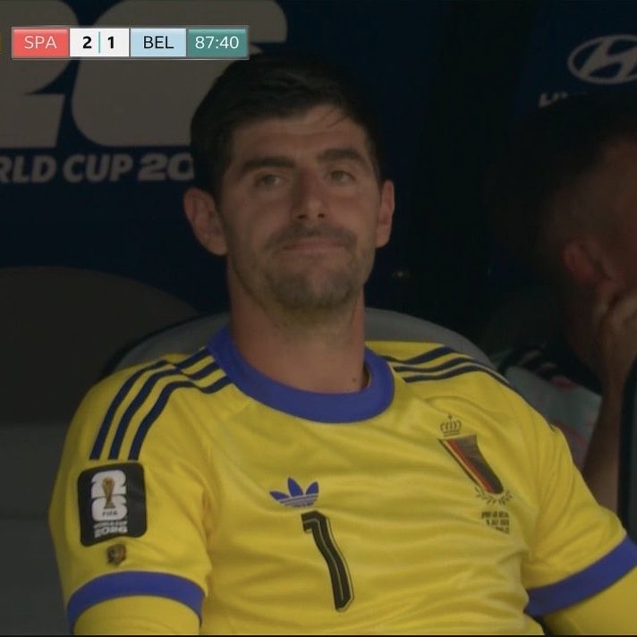 MadridSports_'s tweet photo. Courtois viendo desde el banquillo el rechace de Lammens https://t.co/1wgghBwSWi
