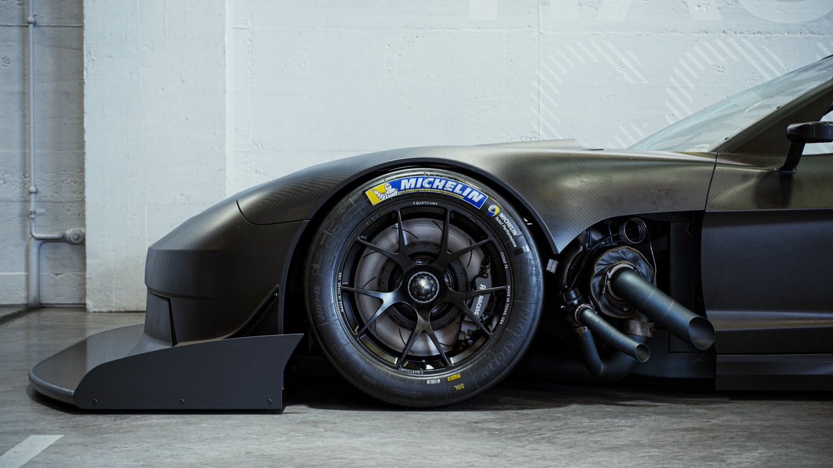 retro_shiftt's tweet photo. Bare carbon fiber. Exposed twin-turbos. Make haste. https://t.co/fq4HeX8Zf5