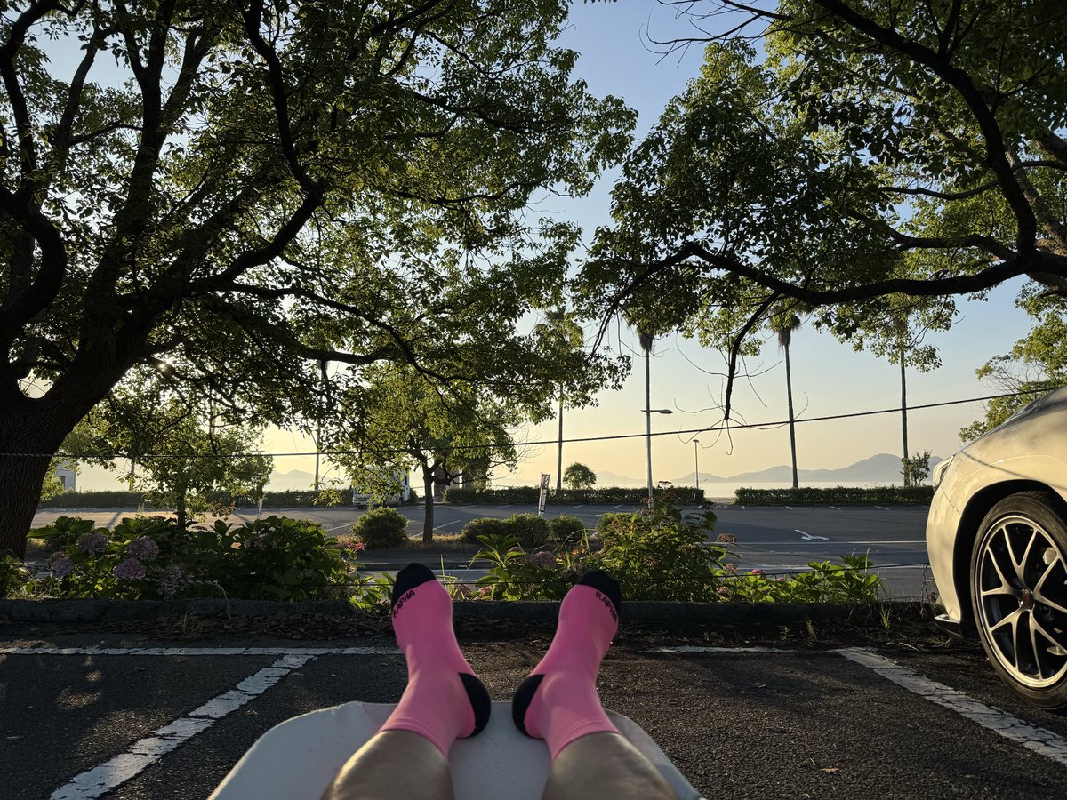 vnb202204's tweet photo. 僕ぐらいなると、しまなみ海道のとある島でボンボンベッドを広げて海と朝日を浴びてる。…そろそろ人が出てきて恥ずかしいから片付けるかな。#サイクリング　#しまなみ海道　#レヴォーグ https://t.co/twGWEHpGFx
