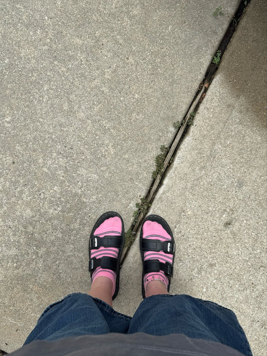 yuppikiri's tweet photo. i have to add color into my life somehow #sockswithsandals #inevergaf https://t.co/3DIukuA916