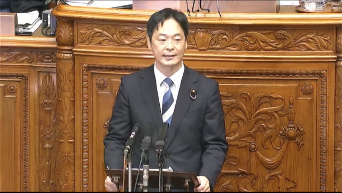 hashimoto_k715's tweet photo. 🟤 国民への不利益を懸念

要配慮情報、漏えいあれば影響深刻！
改正法が成立、司氏が反対討論

　統計や人工知能（ＡＩ）開発の目的であれば、本人の同意なしに病歴など要配慮個人情報を第三者に提供できる特例を設ける改正個人情報保護法が１０日の参院本会議で、与党や国民民主党などの賛成多数で可決、成立した。立憲民主党や公明党は「国民に不利益が生じる懸念を払拭し切れていない」として反対した。改正法は公布後、原則２年以内に施行される。具体的な運用は規則やガイドラインで定める。

　採決に先立ち、反対討論に立った公明党の司隆史氏は「極めて脆弱な制度と断じざるを得ない」と指摘。「一度、漏えいや不適正利用が起これば、就職や結婚など人生のさまざまな場面に深刻な影響を及ぼしかねない」と訴え、「人権と個人の尊厳を守ってこそ、国民の信頼が生まれ、データ利活用も着実に進展する」と力説した。

#小平市
#公明新聞電子版
