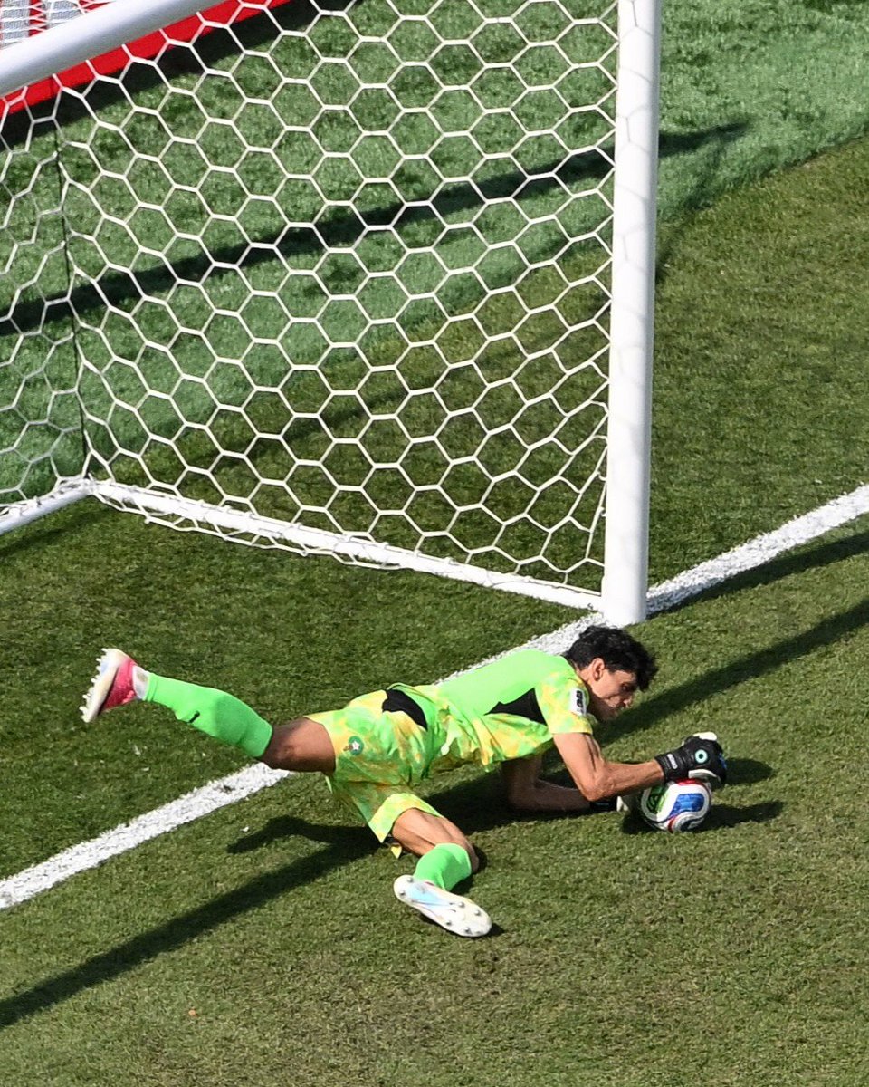 Smlhamada1's tweet photo. أحسن حارس في العالم الأسد ياسين بونو حفضاك اللھ ....؟؟؟ كنت رائع في كأس العالم 2026 https://t.co/gjnBqcxs83