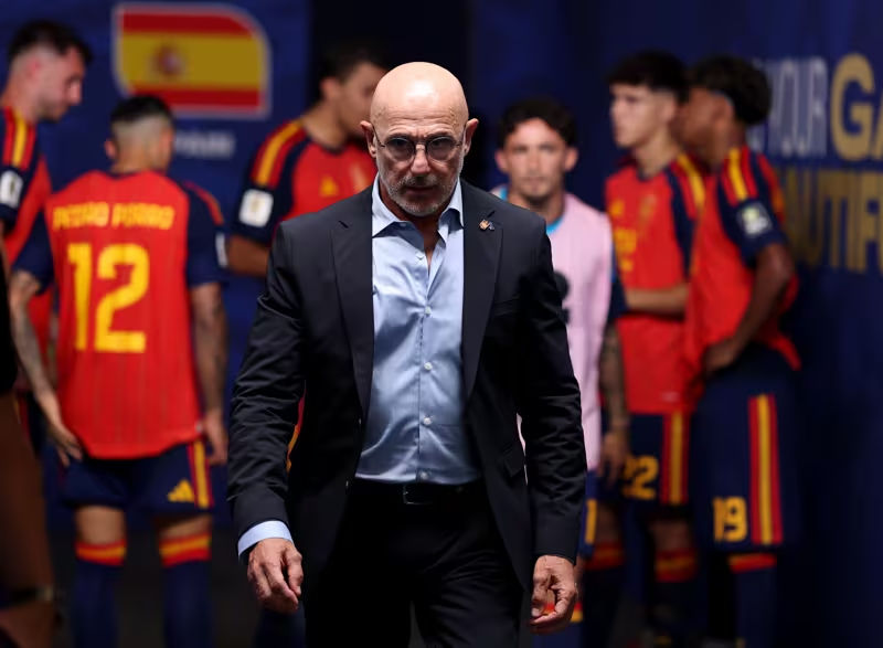 ElProdeOriginal's tweet photo. #FIFAWorldCup | ¡16 AÑOS DESPUÉS! Luis De La Fuente lo hizo con conducción y disciplina: #España 🇪🇸 vuelve a una Semifinal. 

¿La última vez? Sudáfrica 2010 y fueron campeones, en aquella ocasión eliminó a Alemania. https://t.co/E63EBgGU40