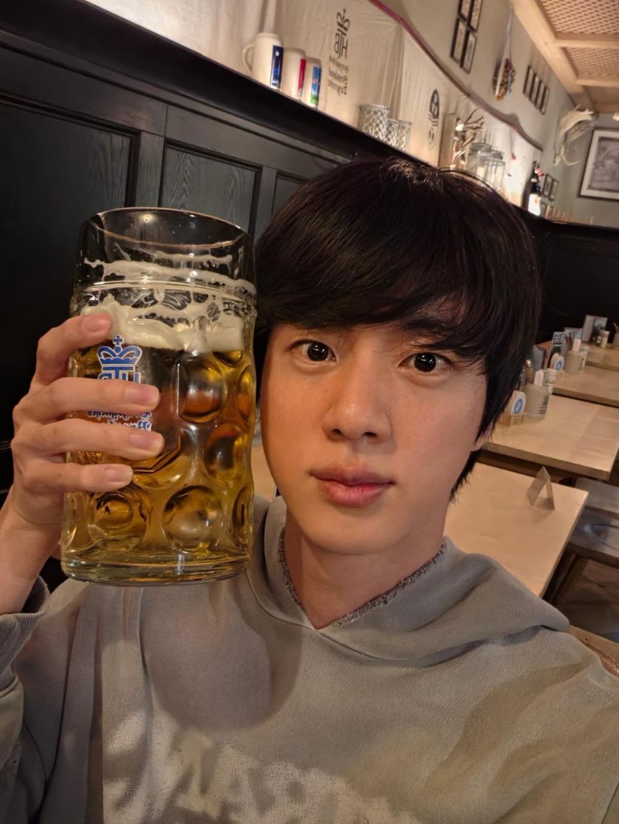 Purplegoalsbr's tweet photo. ⟭⟬⃝💜⁷|ATUALIZAÇÃO DO JIN NO FEED DO INSTA

> @jin

˚.▒⃟🐹ᤢ༘˚⋆ "Cerveja gigante." 

📍https://t.co/Q3YKbQMHFK

◉ Não retire os créditos彡
⟭⟬⃝💜⁷| *Purple Goals | ARMY BRⒸ*
https://t.co/ZqYnIGeETq https://t.co/MbK3oA4uPy