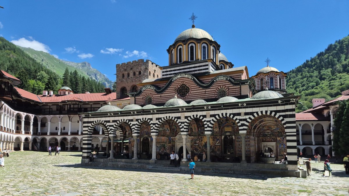 vanheel_timmy's tweet photo. Iconic entrance and courtyard at Rila Monastery, Bulgaria. The frescoes and mountain views are next level! 🏛️
#RilaMonastery #Bulgaria #Travel https://t.co/qEW1mmnzqA