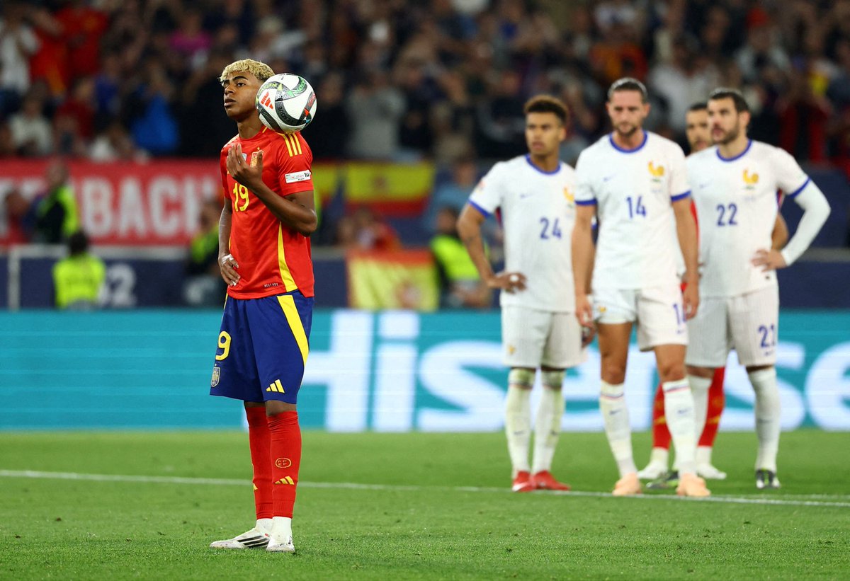 zero_2w's tweet photo. @FabrizioRomano Lamine Yamal looking at France’s team sheet knowing he’s about to turn a World Cup Semi-final into a casual La Masia training session 😭💀 https://t.co/gMkTAf2ml8