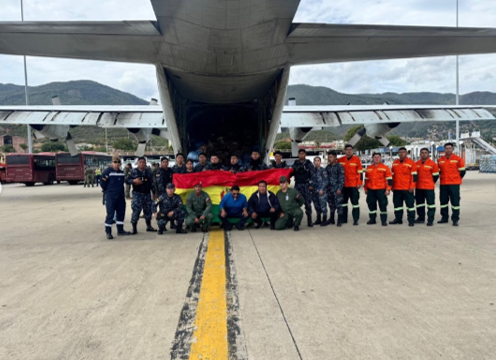 orasconhu's tweet photo. La ayuda en cifras de la hermandad andina: 
🇨🇴 Hospital de campaña, personal médico y equipo USAR @MinSaludCol  
 🇨🇱 35 mil vacunas y especialistas prehospitalarios @ministeriosalud  
🇪🇨 +38 toneladas de ayuda humanitaria @Salud_Ec 
🇵🇪 Puente aéreo con +14 tn de insumos @Minsa_Peru 🇧🇴 Equipos de búsqueda y rescate, medicamentos y ayuda humanitaria @SaludDeportesBo 🧵