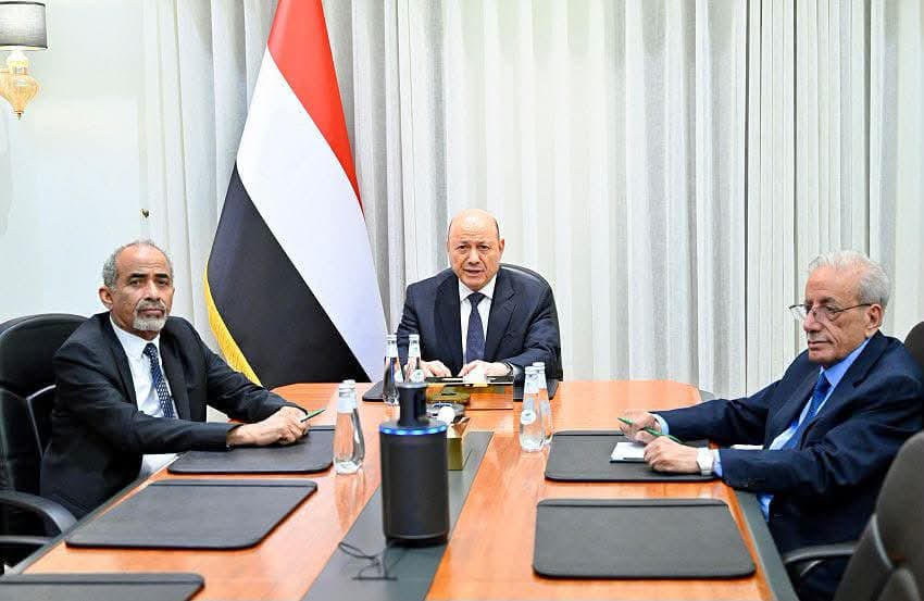hedeel36's tweet photo. مجلس القيادة يؤكد اتخاذ جميع الإجراءات لمنع انتهاك السيادة اليمنية

الرياض :

عقد مجلس القيادة الرئاسي اجتماعاً استثنائياً برئاسة فخامة الرئيس الدكتور رشاد محمد العليمي، رئيس المجلس، وبحضور جميع أعضائه سلطان العرادة، طارق صالح، عبدالرحمن المحرمي، الدكتور عبدالله العليمي، عثمان مجلي، محمود الصبيحي، وسالم الخنبشي، لمناقشة المستجدات الوطنية والإقليمية والسياسات المقترحة للتعاطي معها على كافة المستويات.

وناقش الاجتماع في السياق المحلي، بحضور رئيس مجلس الوزراء الدكتور شائع الزنداني، الطلب المقدم من ايران عبر قيادة تحالف دعم الشرعية في اليمن، لتسيير رحلة تابعة لشركة "ماهان" الإيرانية من طهران إلى صنعاء، لإعادة عناصر المليشيات الحوثية الإرهابية التي سبق نقلها من مطار صنعاء الخاضع لسيطرة المليشيات بتاريخ 3 يوليو 2026، في رحلة مثلت انتهاكاً صريحاً لسيادة الجمهورية اليمنية، وتحدياً سافراً للقانون الدولي ولقرارات مجلس الأمن ذات الصلة.

واستعرض المجلس على هذا الصعيد مجمل المبادرات التي قدمتها الحكومة، لضمان استمرار الرحلات المدنية عبر مطار صنعاء بواسطة شركة الخطوط الجوية اليمنية، وفي مقدمتها تشغيل الرحلات المنتظمة بين صنعاء والعاصمة الأردنية عمّان، بما يكفل تخفيف معاناة المواطنين، أسوة بما هو معمول به في بقية المطارات اليمنية الواقعة تحت إدارة الدولة.

وأشار المجلس إلى أن تلك الجهود الإنسانية قوبلت بإجراءات أحادية من قبل المليشيات الحوثية الإرهابية، كان أبرزها الاستيلاء على أربع طائرات تابعة للخطوط الجوية اليمنية عام 2024، وتعطيل عمل الشركة الوطنية، قبل أن تقود مغامراتها العسكرية الى جر البلاد إلى أتون الصراعات الإقليمية، وتدمير تلك الطائرات وإلحاق أضرار جسيمة بمقدرات الشعب اليمني.

وأكد المجلس أن الحكومة، وبرغم تلك الممارسات، واصلت تقديم المبادرات الرامية إلى تشغيل رحلات تجارية بواسطة شركة الخطوط الجوية اليمنية لتسهيل حركة المسافرين والتخفيف من معاناتهم الإنسانية، إلا أن المليشيات الحوثية رفضت تلك المبادرات، وأصرت على تعطيل الناقل الوطني، في خطوة استهدفت خنق وحصار الشعب اليمني ومفاقمة معاناته، واحلال شركة "ماهان" الإيرانية محل الخطوط الجوية اليمنية لتسيير رحلات بين صنعاء وطهران، في خطوة لا تخدم الا الاجندة الإيرانية، وتكرس استخدام اليمن ساحة للابتزاز العابر للحدود، وتسخير مقدرات الشعب اليمني العزيز، لخدمة قيادات واسر المليشيات، ومشروعها التخريبي.

وجدد المجلس التأكيد لأبناء الشعب اليمني، ولا سيما المواطنين في المناطق الخاضعة بالقوة لسيطرة المليشيات الحوثية، أن شركة الخطوط الجوية اليمنية على أتم الاستعداد لاستئناف تشغيل الرحلات التجارية من مطار صنعاء إلى العاصمة الأردنية عمان، وإلى أي وجهات أخرى يتم الاتفاق عليها، متى ما توفرت الضمانات الكفيلة بحماية الطائرات وأطقمها، وعدم التعرض لها أو التدخل في شؤون الشركة وعملياتها الملاحية.

كما ناقش المجلس إمكانية إعادة العناصر الحوثية عبر طائرة يتم استئجارها بواسطة شركة الخطوط الجوية اليمنية، باعتبارها الناقل الوطني الوحيد، بدلاً من الاعتماد على شركة طيران أجنبية تخدم مصالح المليشيات الحوثية ومن يقف خلفها.

وأكد مجلس القيادة الرئاسي أن الحكومة والقوات المسلحة ستتخذان جميع الإجراءات السياسية والدبلوماسية والعسكرية التي يكفلها الدستور والقانون الدولي، لمنع أي محاولة جديدة لانتهاك سيادة الجمهورية اليمنية، أو فرض أمر واقع عبر تسيير رحلات إيرانية إلى مطار صنعاء خارج الأطر القانونية المعتمدة، محملاً ايران والمليشيات الحوثية كامل المسؤولية عن أي تداعيات قد تترتب على استمرار هذه الانتهاكات.

وجدد المجلس دعوته لايران إلى الكف عن التدخل في الشؤون الداخلية للجمهورية اليمنية، واحترام سيادتها ووحدة أراضيها، والتوقف عن استخدام اليمن ساحة للصراعات الإقليمية، ومضاعفة معاناة الشعب اليمني وتقويض فرص السلام والاستقرار التي يتطلع إليها جميع اليمنيين.

حضر الاجتماع مدير مكتب رئاسة الجمهورية الدكتور يحيى الشعيبي.