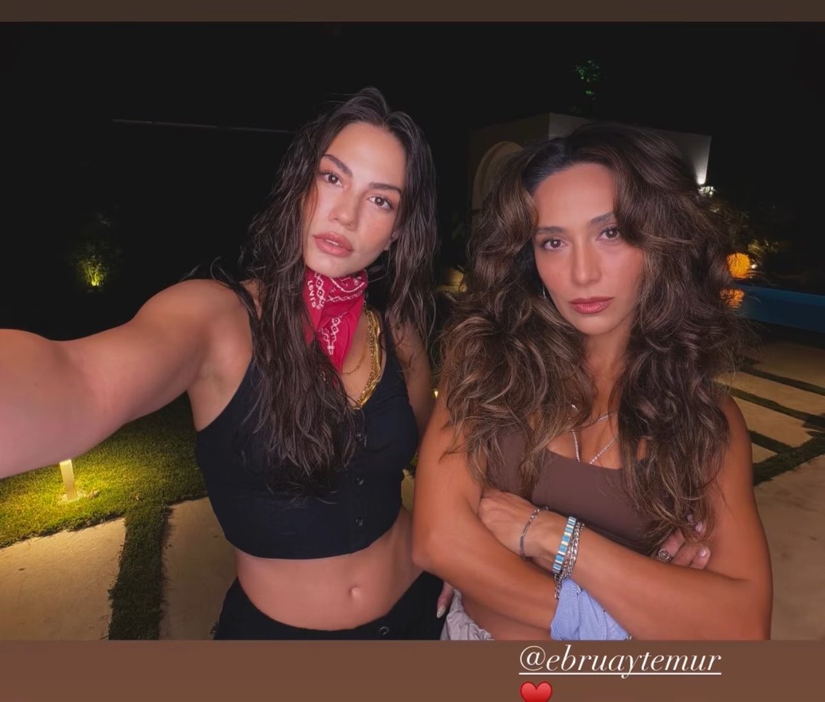 aya612018's tweet photo. So beautiful  😭😭❤️❤️ 
Finally I was waiting for their meeting  😭😭😭😭😭 
#DemetÖzdemir https://t.co/bo6reKlxze
