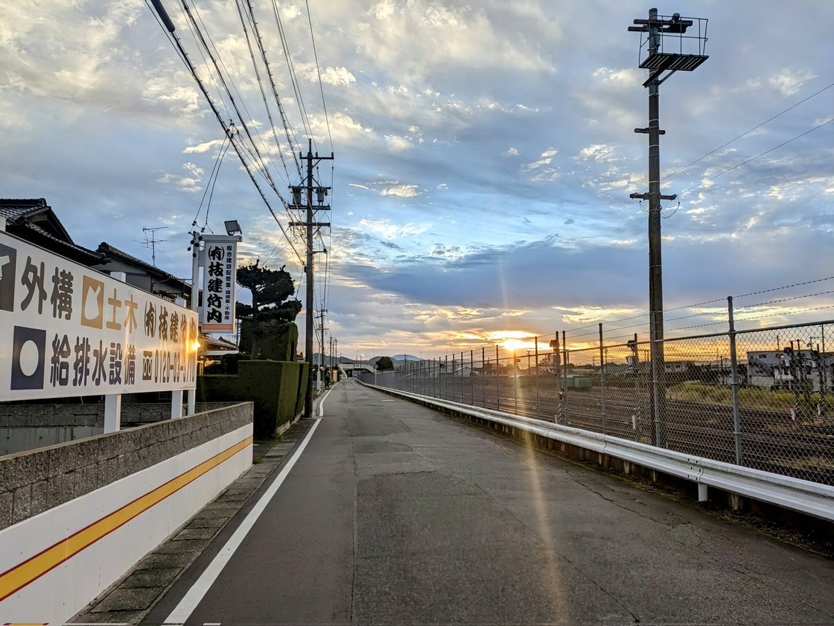 朝日が眩しい線路沿いを歩くお散歩ニート