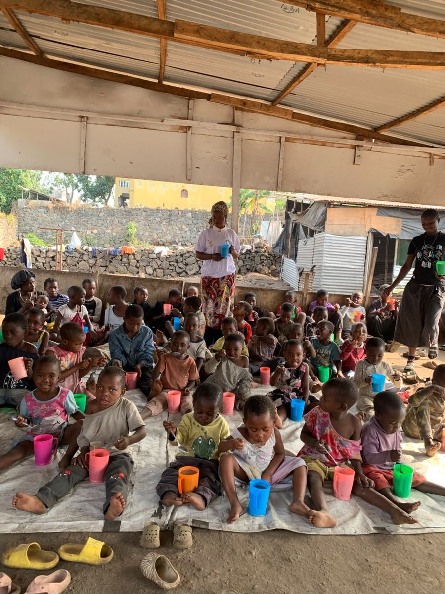 fomubisa's tweet photo. JOUR 6 – La santé des enfants s’améliore

Ce vendredi 10 juillet 2026, FOMUBISA ASBL, en partenariat avec MUTOTA, a poursuivi l’administration de la bouillie ultranutritive aux 44 orphelins (21 garçons et 23 filles) du Centre Mabadiliko.  

Cette action continue de jouer un rôle essentiel dans la prévention de la malnutrition et le renforcement de la santé des enfants.  
Les résultats sont de plus en plus visibles : vitalité retrouvée, sourires éclatants et une nette amélioration de leur état g��néral.  

Merci à MUTOTA, à tous nos donateurs, ainsi qu’au staff FOMUBISA pour leur engagement indéfectible dans la protection de l’enfant.  

Notre aventure continue, et nous vous invitons à rejoindre cette mission. Chaque soutien, qu’il soit financier, matériel ou moral, contribue à bâtir un avenir plus lumineux pour ces enfants vulnérables. Ensemble, faisons la différence !  

https://t.co/OgPTRDeztC
fomubisaasbl@gmail.com

FOMUBISA #MUTOTA #CentreMabadiliko #UnAvenirLumineux #Solidarité #Nutrition #Orphelins #NordKivu